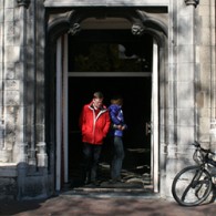 Kunst heeft geen enkele functie behalve er zijn, en dat zijn aan te tonen. Dat aantonen gebeurt veelal in fysieke vorm, het simpelweg ergens tonen. Dat kan bijvoorbeeld doordat het [&hellip;]