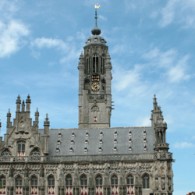 Bij binnenkomst van de Vleeshal valt er iets direct op, de serene leegte van de ruimte. Even lijkt er niets te staan behalve de ruimte zelf in al zijn facetten. [&hellip;]