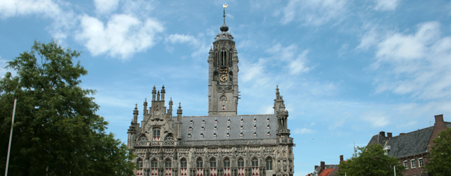 Bij binnenkomst van de Vleeshal valt er iets direct op, de serene leegte van de ruimte. Even lijkt er niets te staan behalve de ruimte zelf in al zijn facetten. [&hellip;]