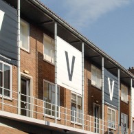 &nbsp; Het werk van Ola Vasiljeva (1981) bespeeld de beladen ruimte van De Vleeshal met een groots gemak. Althans, zo lijkt het. Ondanks de grote ingrepen die er gedaan zijn oogt [&hellip;]