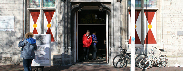 Kunst heeft geen enkele functie behalve er zijn, en dat zijn aan te tonen. Dat aantonen gebeurt veelal in fysieke vorm, het simpelweg ergens tonen. Dat kan bijvoorbeeld doordat het [&hellip;]