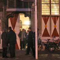 Voor wie, net als ik, niet naar de Biennale van Venetië is geweest kan nu in de Vleeshal de schade inhalen. Mark Manders (1968) toont daar een nieuwe installatie, of [&hellip;]