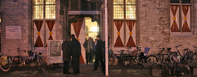 Voor wie, net als ik, niet naar de Biennale van Venetië is geweest kan nu in de Vleeshal de schade inhalen. Mark Manders (1968) toont daar een nieuwe installatie, of [&hellip;]