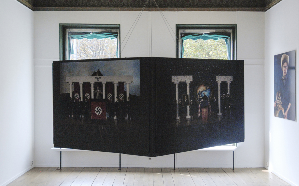 Dirk Hardy - Deconstructing the language of ideology - 96x252x252cm Lamda print op Kodak Endura papier en dibond