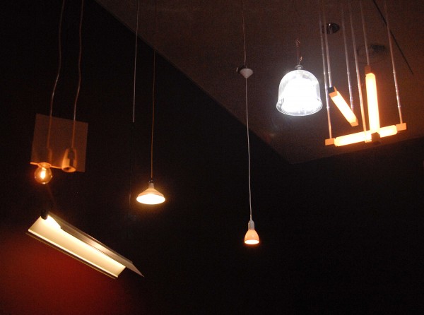 Diverse armaturen waaronder Gerrit Rietveld's drie-buizenlamp