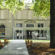 Bij de schilderijen van Ton Kraayeveld (1955) weet je eigenlijk niet zo goed waar je naar zit te kijken. Je weet wel wat je ziet, of nou ja, wat het [&hellip;]