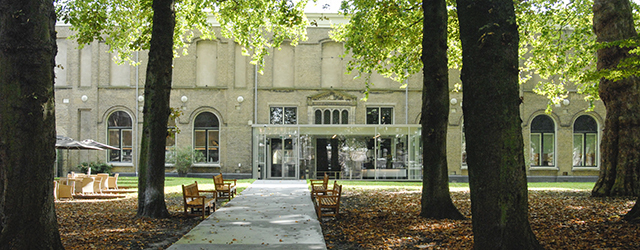 Bij de schilderijen van Ton Kraayeveld (1955) weet je eigenlijk niet zo goed waar je naar zit te kijken. Je weet wel wat je ziet, of nou ja, wat het [&hellip;]