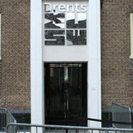 “Dit is het Nederland dat iedereen kent en verafschuwt.” Zo typeerde Domeniek Ruyters het werk van Thijs Jansen (1986). Dit is het Nederland van de grauwe achterbuurten, Henk en Ingrid. Nihilistisch, [&hellip;]