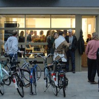 Het werk van Joseph Montgomery (1979) lijkt als van twee verschillende kunstenaars. Je komt binnen in een tentoonstelling met relatief kleine werken in twee verschillende smaken. De ene smaak is wiggen van [&hellip;]