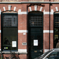 Het picturale is een diepte, het schilderachtige is een oppervlakte. Die twee combineren is bijna op voorhand vragen om problemen. Han Klinkhamer combineert die twee elementen echter wel. Het zijn [&hellip;]