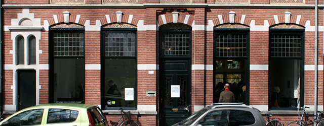 Het picturale is een diepte, het schilderachtige is een oppervlakte. Die twee combineren is bijna op voorhand vragen om problemen. Han Klinkhamer combineert die twee elementen echter wel. Het zijn [&hellip;]