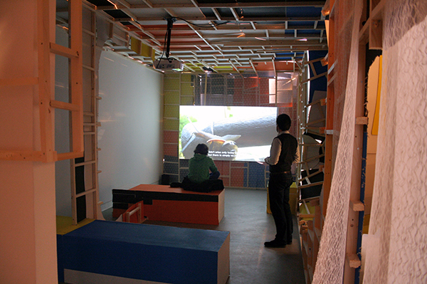 Erik van Lieshout - Janus - 51minten Installatie van hout en video Erik van Lieshout - Janus - 51minten Installatie van hout en video