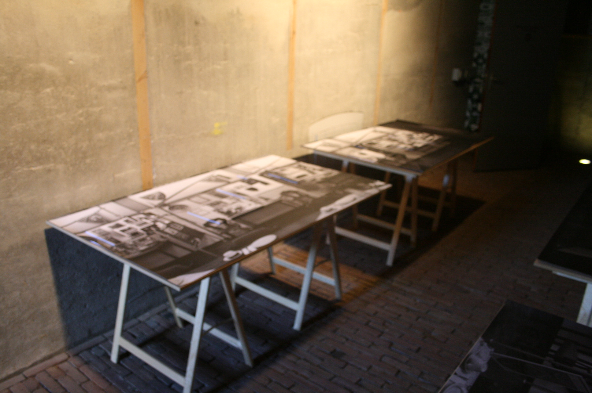 Eva Olthof - Im Traditionsraum - 150x91cm Zes tafels op schragen met plotter prints Eva Olthof - Im Traditionsraum - 150x91cm Zes tafels op schragen met plotter prints