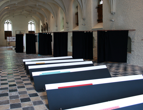 Falke Pisano - Obstacles 1-6 - Hout & Structure for Repetition (not representation) - Installatie sculptuur Falke Pisano - Obstacles 1-6 - Hout & Structure for Repetition (not representation) - Installatie sculptuur