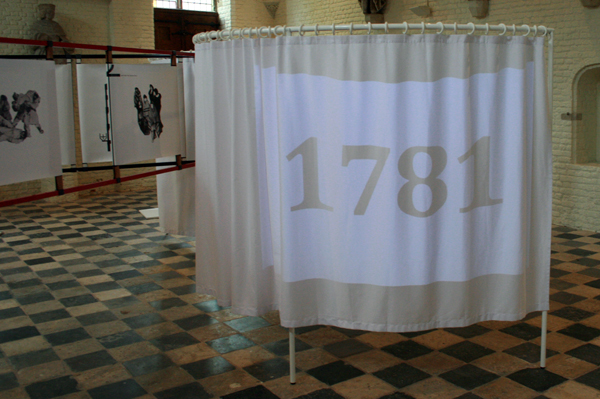 Falke Pisano - The Body In Crisis (Housing, Treating and Depicting) - Sculpturaal werk, installatie met twee video's Falke Pisano - The Body In Crisis (Housing, Treating and Depicting) - Sculpturaal werk, installatie met twee video's