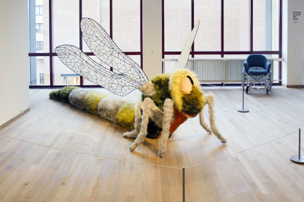 Ferdi - Damsel Dragonfly - Kunstbont, ijzer, gaas, polystreenschuim en nylon