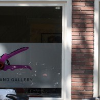 Op dit moment is in de Flatlands Gallry (de voormalig Vous Etes Ici gallery) het werk van Carolein Smit (1960) te zien. Het zijn allemaal beelden van keramiek zo rond [&hellip;]