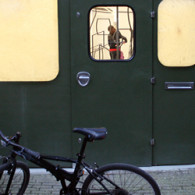 Als kunstenaar kom je niet uit de lucht vallen, je hebt dingen gezien, gehoord, gevoelt en geproefd van dingen die buiten jezelf liggen. Je werk is ook altijd in meer [&hellip;]