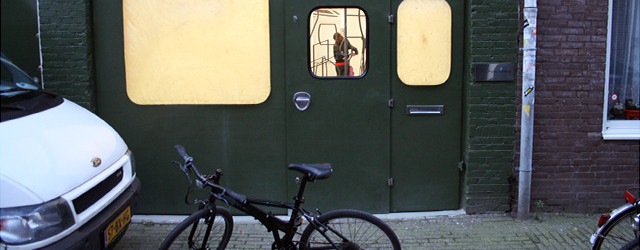 Als kunstenaar kom je niet uit de lucht vallen, je hebt dingen gezien, gehoord, gevoelt en geproefd van dingen die buiten jezelf liggen. Je werk is ook altijd in meer [&hellip;]