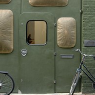 Twee jaar geleden overtuigde zijn presentatie met een gigantische piepschuimen installatie. Maar David Jablonowski (1982) wist ook dondersgoed dat de massaliteit van die installatie de kracht was van het werk en [&hellip;]