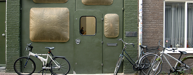 Ergens irriteert me het werk van Pere Llobera (1970) altijd. Hij is een kundig schilder maar hij geeft mij als toeschouwer niet bepaald houvast. Mooie plaatjes schilderen kan hij, maar als [&hellip;]