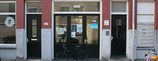 Als je picturaal werkt, dat wil zeggen op het platte vlak, ben je altijd bezig op een materiaal. Je bent bezig met foto’s, tekeningen of schilderijen. Meestal is daarbij de [&hellip;]