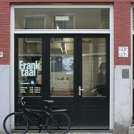 Stop een aantal kunstenaars voor een maand bij elkaar in een leegstaande fabriek ergens in Leipzig en gegarandeerd komt er een mooie samenhangende tentoonstelling uit. Maar ja, voor wie er [&hellip;]