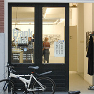 Vandaag opende de groepstentoonstelling Connected 020 010 bij galerie Frank Taal te Rotterdam. Zoals gebruikelijk bij tentoonstellingen waar ondergetekende aan deelneemt hier vooral een kort fotoverslag van wat er zoal [&hellip;]