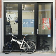 Vorige week was ArtRotterdam. Iedereen die zich op enige wijze professioneel met hedendaagse kunst bezig houdt in Nederland was daar. Iedereen begroet elkaar als oude bekenden, bespreekt wat er zoal [&hellip;]