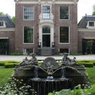 Gisteren een kasteel, vandaag een buitenhuis. Ook hier tref je een beladen context aan. Zowel Rumiko Hagiwara (1979) als Eva Pel (1973) maakte voor deze presentatie ook werk op locatie wat een [&hellip;]