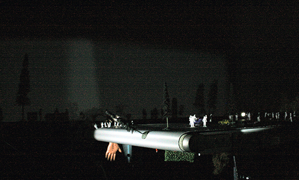 Gabriel Lester - The Past Catching Up With the Present - Kunststof, aluminium en lichtstaven