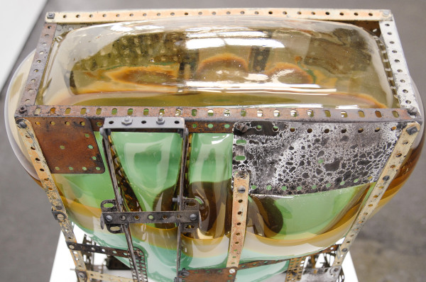 Gabrielle van de Laak - Huszar-Bubble in Meccano - 40x41x24cm Glas en meccano (detail)