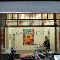 Sommige schilders hebben het zwaar, die zijn zwaarmoedig. Het schilderen is steeds weer een strijd en hoe problematischer de thematiek, des te beter het is. De kunstenaar moet zwoegen voor [&hellip;]