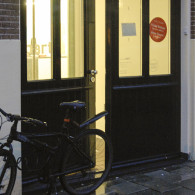 Het kunstwerk als fetish-object aan de muur. Op zich geen vreemde stelling want zo wordt het tot op zekere hoogte wel gebruikt binnen de musea, “het origineel” zien. Zelden ademt [&hellip;]