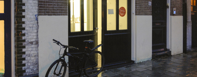 Het kunstwerk als fetish-object aan de muur. Op zich geen vreemde stelling want zo wordt het tot op zekere hoogte wel gebruikt binnen de musea, “het origineel” zien. Zelden ademt [&hellip;]