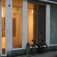 Als je naar binnen stapt loop je haaks op enkele glazen platen die als messen op je af komen, ze doorklieven de ruimte scherp in twee helften. Ondanks het feit [&hellip;]