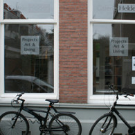 Op het moment dat je een kunstwerk ergens toont, gaat het altijd een relatie aan met zijn omgeving. Indien het werk en de context goed op elkaar afgestemd zijn, kan [&hellip;]