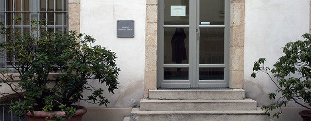 Als ik de naam Louise Bourgeois (1911-2010) hoor moet ik altijd direct aan een documentaire die in mijn geheugen een fragment laat zien waarin Bourgeois hysterisch en bijna krankzinnig keramiek [&hellip;]