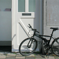 Al een poosje volg ik het werk van Derk Thijs (1977) met veel enthousiasme. Wars van alle actualiteiten en haastigheden (waar ik mijzelf ook regelmatig aan bezondig) is zijn werk traag, [&hellip;]