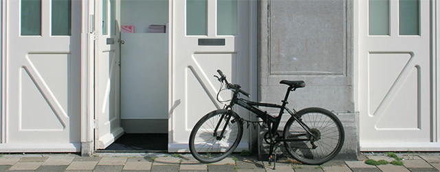 Al een poosje volg ik het werk van Derk Thijs (1977) met veel enthousiasme. Wars van alle actualiteiten en haastigheden (waar ik mijzelf ook regelmatig aan bezondig) is zijn werk traag, [&hellip;]