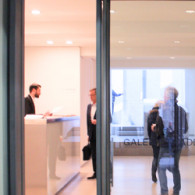 Op het randje van nihilisme, maar toch met een sprankje hoop. Het is nonchalant maar niet willekeurig. De letters die er in de ruimte staan vormen woorden maar die zijn [&hellip;]