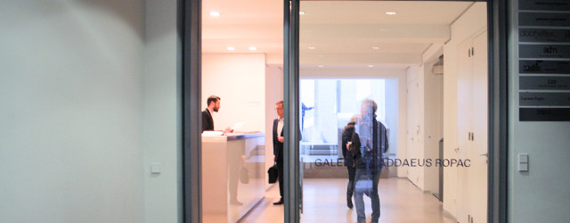 Op het randje van nihilisme, maar toch met een sprankje hoop. Het is nonchalant maar niet willekeurig. De letters die er in de ruimte staan vormen woorden maar die zijn [&hellip;]