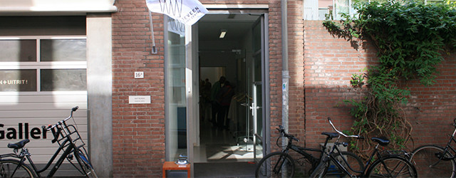 Als schilderen over verf gaat, waar gaat fotografie dan over? Licht is geen goed antwoord want dat behoort ook tot het domein van het sculpturale. Het vastleggen van het beslissende [&hellip;]