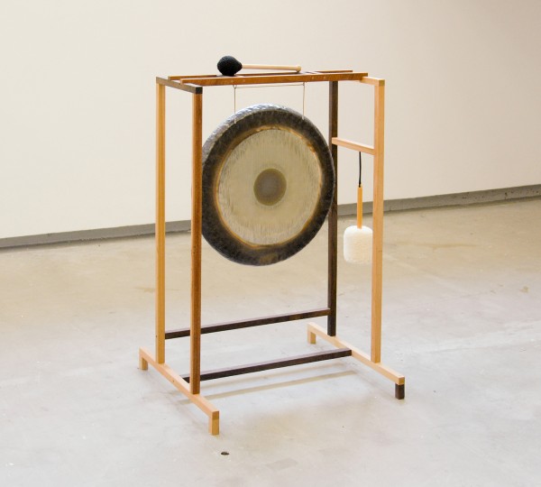 Gareth Moore - A Burning Bag as a Smoke-Grey Lotus (A Gong) - Installatie