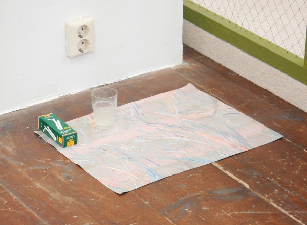 Gareth Moore - A Burning Bag as a Smoke-Grey Lotus (Carpet, Cuttlefish Ink, Baritone Tea, A uman Spoon, Some Rattles, A Suspended Bag, Door Anticipator, 2nd Beach) - Installatie (detail)