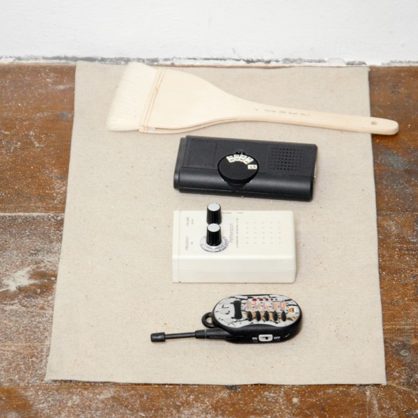 Gareth Moore - A Burning Bag as a Smoke-Grey Lotus (Sand, Fishfood, Amplifier, Cass Creek Waggler, Animals at Watering Hole, Vulcan, Diogenes, Mallet) - Installatie (detail)