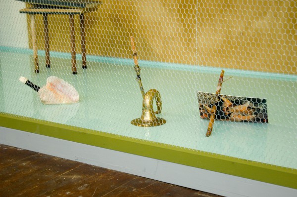 Gareth Moore - A Burning Bag as a Smoke-Grey Lotus (Water, Engine Oil, Starfish Flute, Gas Can Instrument, A Conch, A Flute Another Horn, Nietsche's Horse) - Installatie (detail)