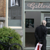 Bij Hofland is een groepstentoonstelling te zien. Hoofdzakelijk kunstenaars uit zijn stal en enkele daarbuiten. Als tentoonstelling niet zo heel boeiend omdat het werk te divers is om echt een [&hellip;]