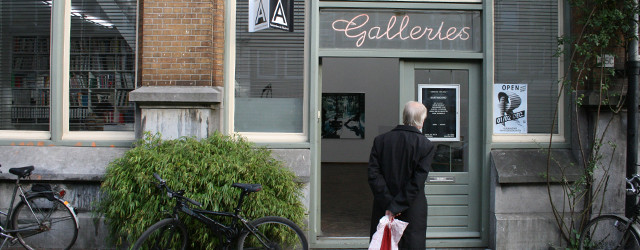 Bij Hofland is een groepstentoonstelling te zien. Hoofdzakelijk kunstenaars uit zijn stal en enkele daarbuiten. Als tentoonstelling niet zo heel boeiend omdat het werk te divers is om echt een [&hellip;]