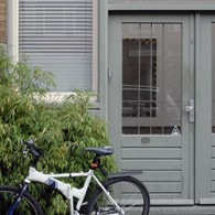 Hoe ver kun je gaan, in het opwerpen van nieuwe lagen van kunst-zijn? Jochen Mühlenbrink (1980) doet met deze tentoonstelling een poging door schilderijen te schilderen alsof ze ingepakt zijn, [&hellip;]